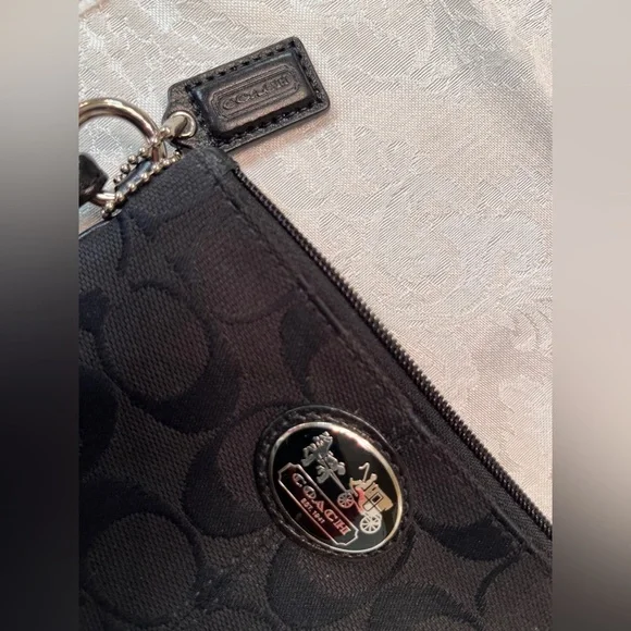 Coach Signature Wristlet Horse & Carriage, canvas with leather strap and hangtag - Picture 2 of 9